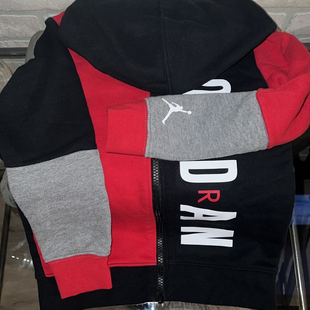 𝙰𝙸𝚁 𝙹𝙾𝚁𝙳𝙰𝙽 𝙷𝙾𝙾𝙳𝙸𝙴 𝚂𝚆𝙴𝙰𝚃𝚂𝚄𝙸𝚃 - Picture 3 of 7